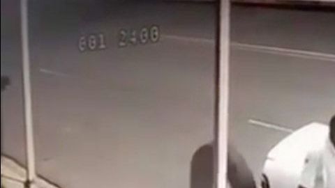 Llanta impacta a hombre en Dominicana. Captura