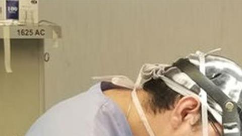 Al menor se le intervino quirúrgicamente para retirarle los dientes del cerebro.