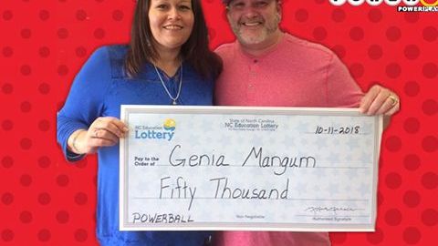 Genia Mangum con su regalo de bodas de la lotería Powerball.