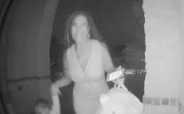 Imágenes de cámara de seguridad muestran a niño siendo abandonado.