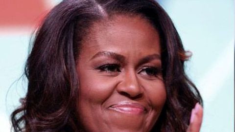 Michelle Obama (izq) y Karin Housley, candidata republicana. Getty Images