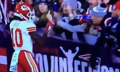 Tyrek Hill vivió en carne propia la intolerancia de los fans de Patriots.