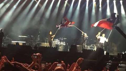 Paul McCartney al bailar con la bandera equivocada