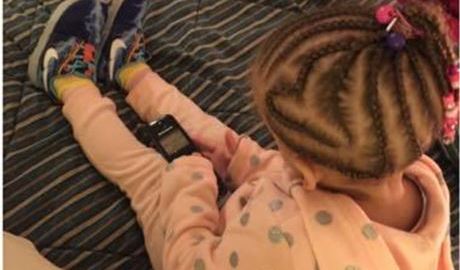 A la madre le disgustó mucho el peinado de su hija.