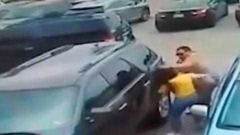 El hombre enfureció porque le quitaron su lugar de estacionamiento.