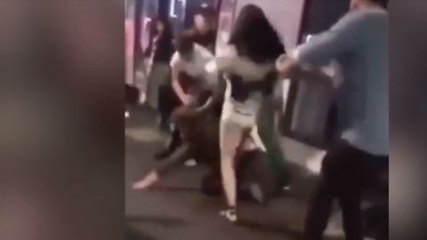 Quería poner la paz y resultó afectado.