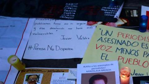 Un grupo de periodistas en una jornada de duelo por el asesinato del periodist.a Javier Valdez, en Puebla