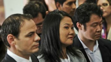 Keiko Fujimori con su esposo, Mark Vito Villanella a la izquierda, y Kenji Fujimori a la derecha.