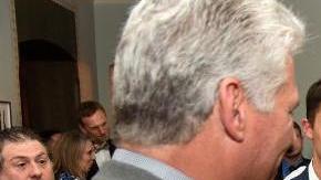 Katie Holmes muy sonreída frente a Diaz-Canel en Nueva York