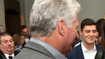 Katie Holmes muy sonreída frente a Diaz-Canel en Nueva York