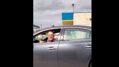 El hombre se molestó aparentemente porque obstruyeron su carril.