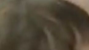 La pequeña Emmy "probando" los brasieres en Walmart.