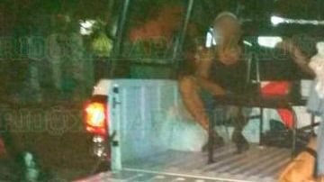 Uno de los detenidos aparece desnudo en foto de medios locales.