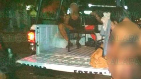 Uno de los detenidos aparece desnudo en foto de medios locales.