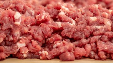 La carne cruda de res podría estar contaminada.