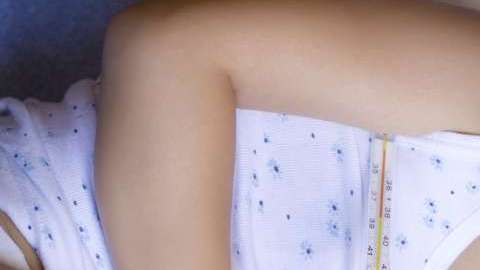 Niña con dolor de estómago