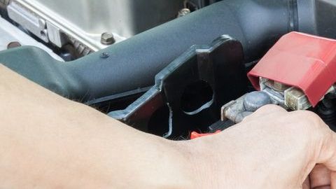 Baterías de auto vienen siendo robadas de autos estacionados en diferentes barrios de Chicago.