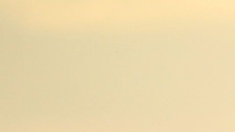 planeen una cita para salir solos, ya sea a un restaurante, ver una película o ir a caminar por la playa./Shutterstock