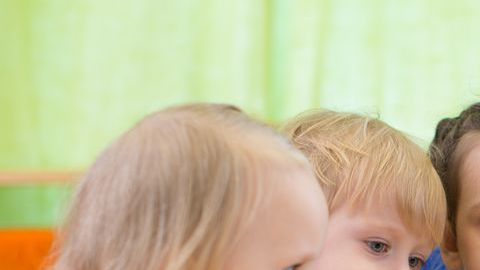 Las maestras notan ciertos descuidos de los padres por culpa del teléfono.