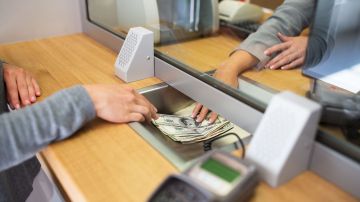 Los bancos son más difíciles de encontrar en población de bajos ingresos. /Shutterstock