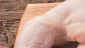 Mucho cuidado al manipular o comer pollo crudo.