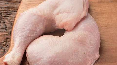 Mucho cuidado al manipular o comer pollo crudo.