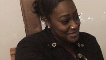 Camarera alimenta a niña para que su madre pueda cenar.