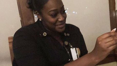 Camarera alimenta a niña para que su madre pueda cenar.