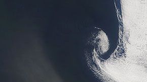 Una espesa nube de polvo enrojeció el cielo en Alexander Bay, Sudáfrica.