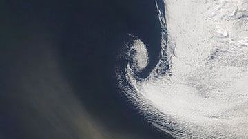 Una espesa nube de polvo enrojeció el cielo en Alexander Bay, Sudáfrica.
