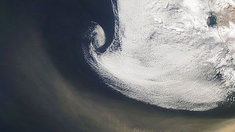 Una espesa nube de polvo enrojeció el cielo en Alexander Bay, Sudáfrica.