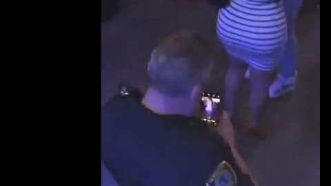 En Twitter, circulan dos clips del oficial.