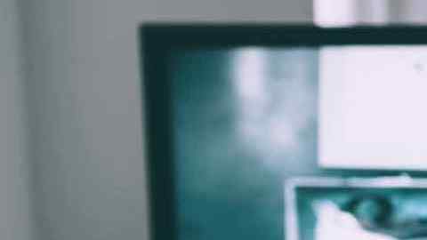 El hombre no mostró ninguna emoción mientras hacía el trato con las autoridades