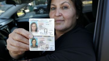 02/07/18 / LOS ANGELES/US citizen Rosalba Castro discuses how the DMV gave her an AB60 driver license. (Photo by Aurelia Ventura/La Opinion)