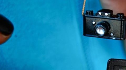 Las personas que honran al Ekeko le cuelgan miniaturas como éstas.