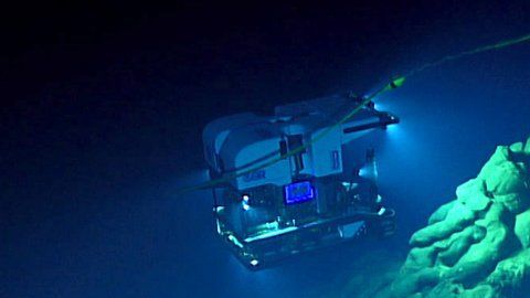 Usan vehículos robóticos para explorar la fosa de las Marianas.