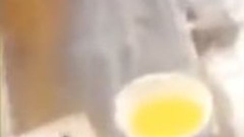 Según comentarios en las redes sociales el líquido amarillo es orina.