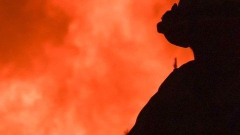 Los bomberos intentan contener los incendios desde el jueves.