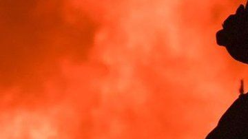 Los bomberos intentan contener los incendios desde el jueves.