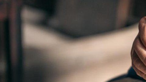 Durante la niñez los idiomas se adquieren, mientras que en la adultez es un tema más relacionado con el aprendizaje.