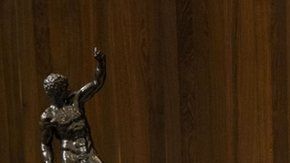 Los bronces de Rothschild representan dos hombres montados en panteras.