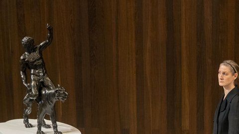 Los bronces de Rothschild representan dos hombres montados en panteras.