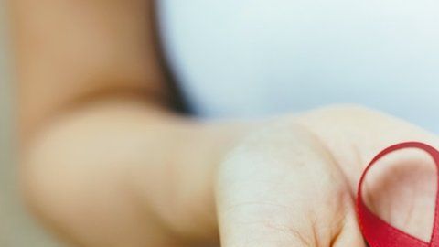 El Día Mundial del Sida se celebra el 1 de diciembre y el lazo rojo simboliza la lucha, el compromiso y la solidaridad con quienes padecen esta enfermedad.