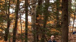 Christopher Blair usa varias identidades en páginas de noticias falsas.