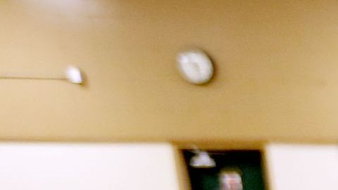 Votantes asisten a un colegio electoral en el Este de Los Ángeles.