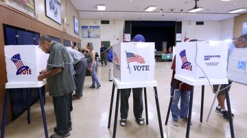 Votantes asisten a un colegio electoral en el Este de Los Ángeles.