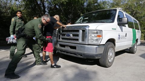 Los agentes no pueden detener a alguien basado en perfil racial, deben tener argumentos válidos