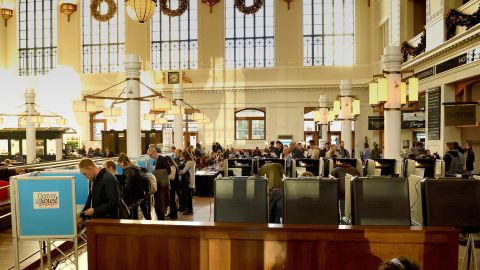 Electores van a las urnas en Union Station en Denver, Colorado.