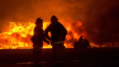 Bomberos trabajan para apagar un incendio.