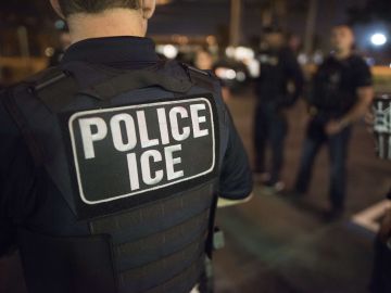 Inmigrantes han reportado que oficiales de ICE no siempre se identifican.